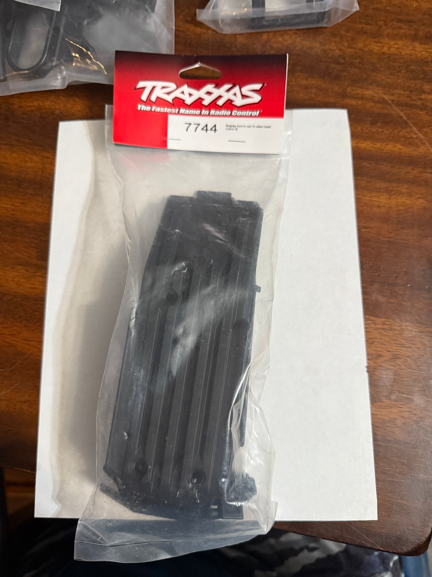 Traxxas 7744  Skidplate, front (1), rear (1)/ rubber impact cushion (2)